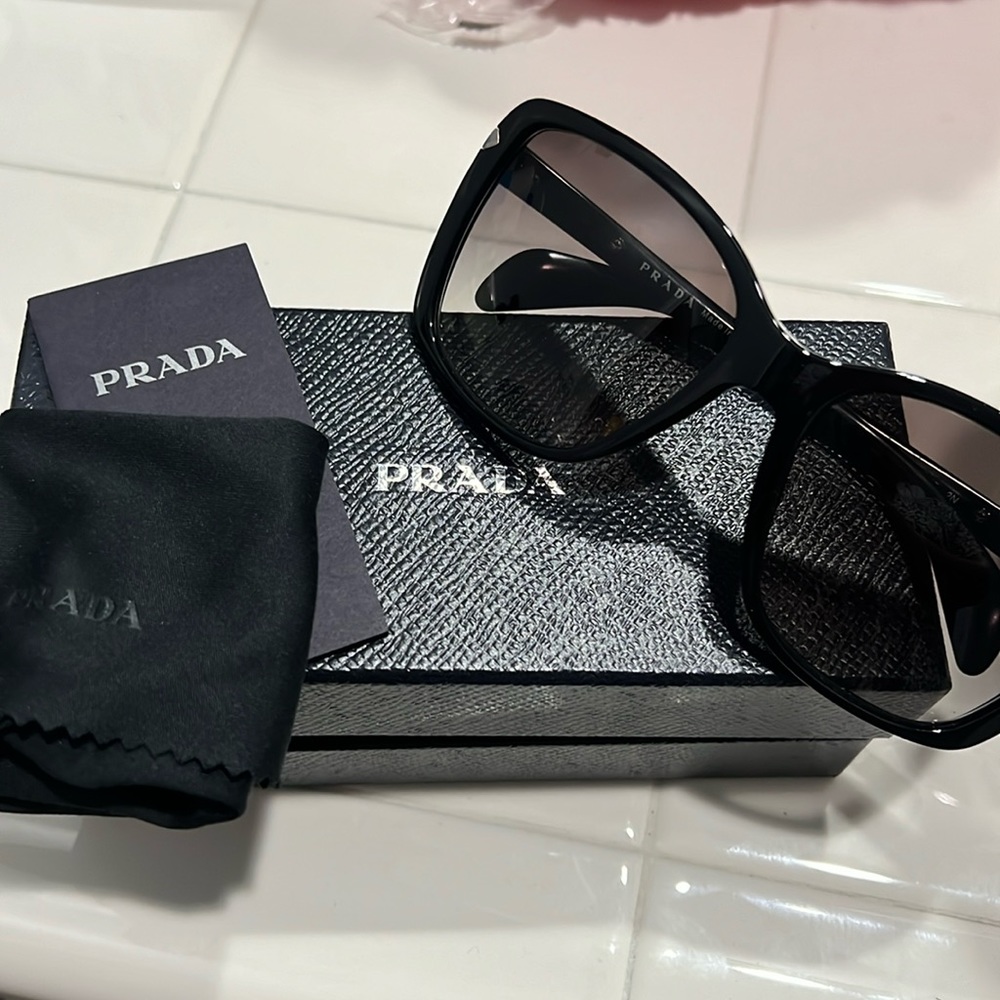 PRADA sunglasses for women. 💯 Authentic